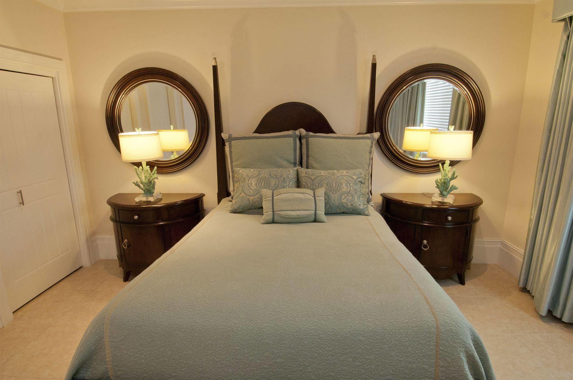 Caribbean Club Boutique Hotel, Grand Cayman Dog City Buitenkant foto