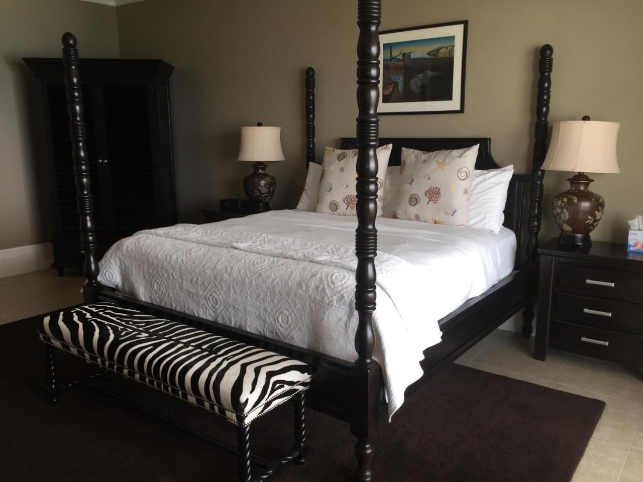 Caribbean Club Boutique Hotel, Grand Cayman Dog City Buitenkant foto